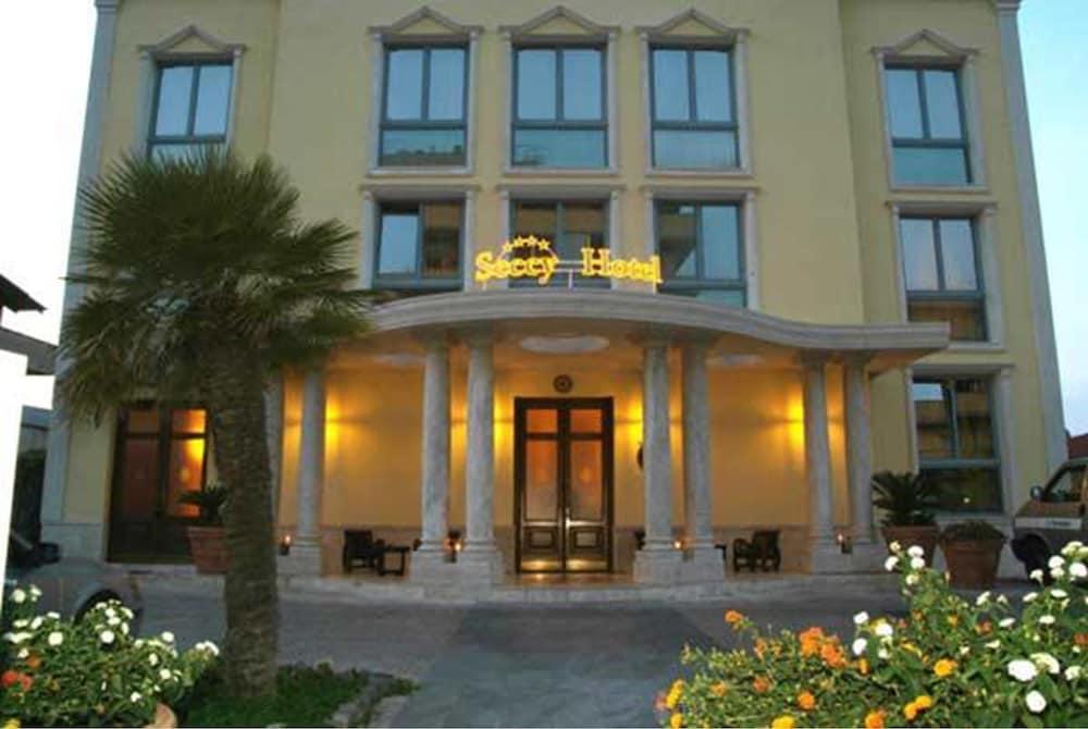 Seccy Hotel Boutique Art & Museum Φιουμιτσίνο Εξωτερικό φωτογραφία
